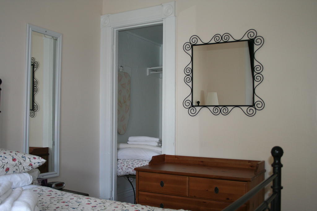 Gite University Bed And Breakfast มอนทรีอัล ภายนอก รูปภาพ
