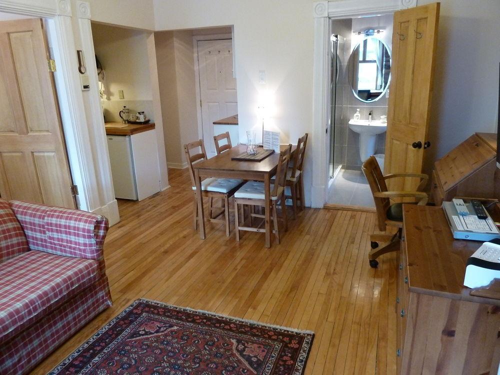 Gite University Bed And Breakfast มอนทรีอัล ภายนอก รูปภาพ
