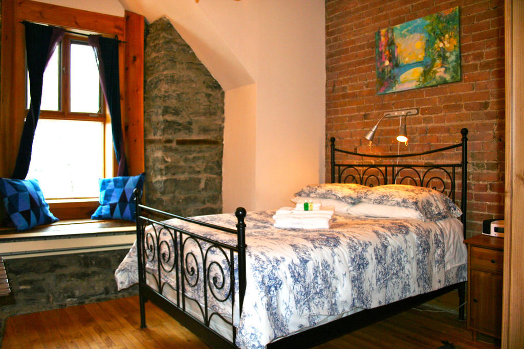 Gite University Bed And Breakfast มอนทรีอัล ภายนอก รูปภาพ